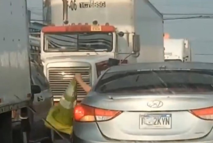 PMT multa a conductor de vehículo por llevarse un cono de señalización en la calle Martí