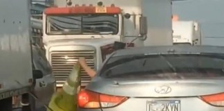 PMT multa a conductor de vehículo por llevarse un cono de señalización en la calle Martí