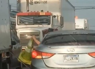 PMT multa a conductor de vehículo por llevarse un cono de señalización en la calle Martí