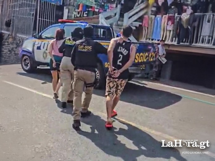 La Policía Nacional Civil (PNC) informó este viernes 23 de mayo sobre la captura y expulsión del pais de dos presuntos pandilleros salvadoreños. Foto La Hora: PNC