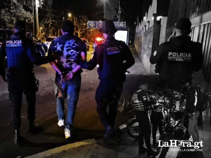 Incidente entre policías y los protagonistas de carreras clandestinas. Foto La Hora: PNC. 