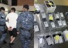 Detienen a hombre en el aeropuerto con más de 100 celulares en su equipaje. Foto La Hora: PNC.