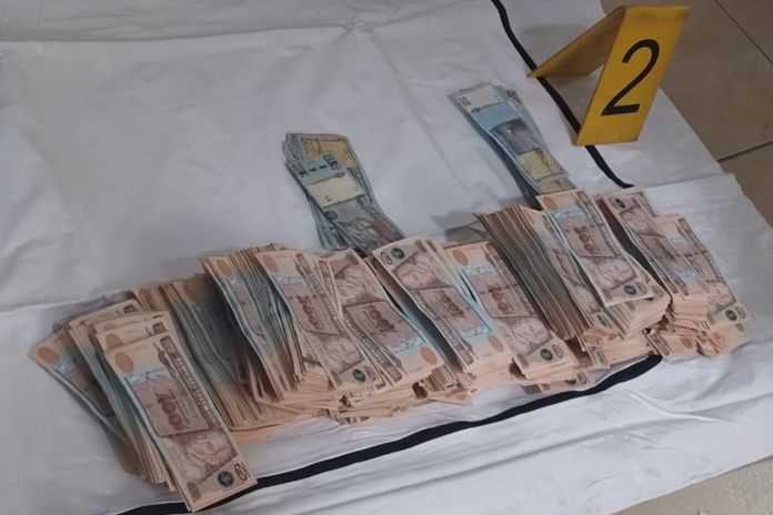 Dinero localizado en operativos realizados en zona 18. Foto La Hora: PNC