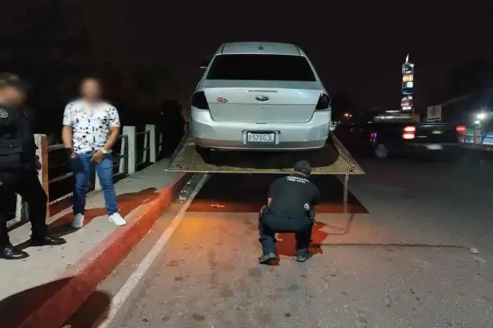 PNCpiratastaxi Agentes de la Policía Nacional Civil coordinan la incautación de vehículos que están en proceso de investigación. Foto: PNC