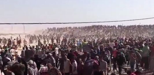 Palestinos irrumpiendo centro de ayuda humanitaria de GHF en Gaza. Foto La Hora: Captura de Pantalla