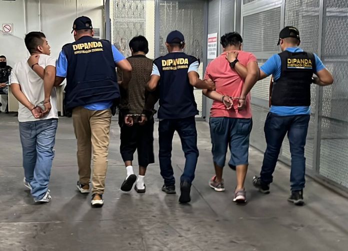 Los presuntos pandilleros fueron capturados en flagrancia. Foto La Hora: PNC