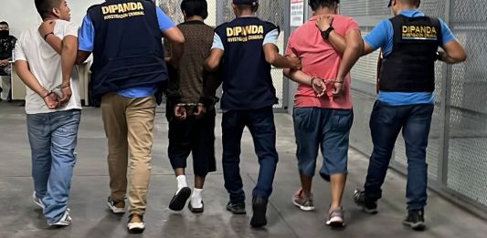 Los presuntos pandilleros fueron capturados en flagrancia. Foto La Hora: PNC