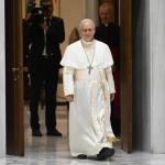 El Papa León XIV llega a una audiencia con miembros de los medios de comunicación en el Aula Pablo VI de la Ciudad del Vaticano, hoy 12 de mayo de 2025.. Foto La Hora: EFE.