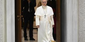El Papa León XIV llega a una audiencia con miembros de los medios de comunicación en el Aula Pablo VI de la Ciudad del Vaticano, hoy 12 de mayo de 2025.. Foto La Hora: EFE.