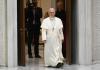 El Papa León XIV llega a una audiencia con miembros de los medios de comunicación en el Aula Pablo VI de la Ciudad del Vaticano, hoy 12 de mayo de 2025.. Foto La Hora: EFE.