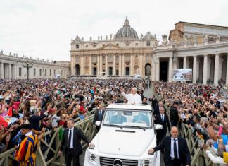 El papa León XIV durante su primera audiencia general en la plaza de San Pedro del Vaticano, ante miles de fieles que lo aclamaban. EFE/ Dicasterio para la Comunicación del Vaticano/Simone Risoluti.