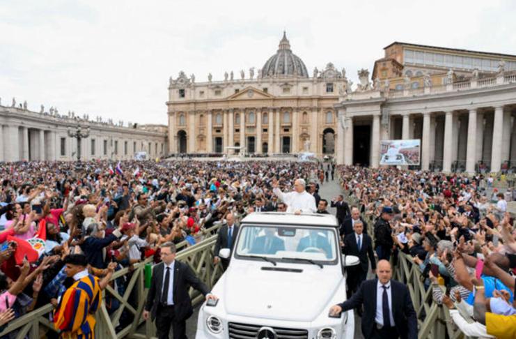 El papa León XIV durante su primera audiencia general en la plaza de San Pedro del Vaticano, ante miles de fieles que lo aclamaban. EFE/ Dicasterio para la Comunicación del Vaticano/Simone Risoluti.