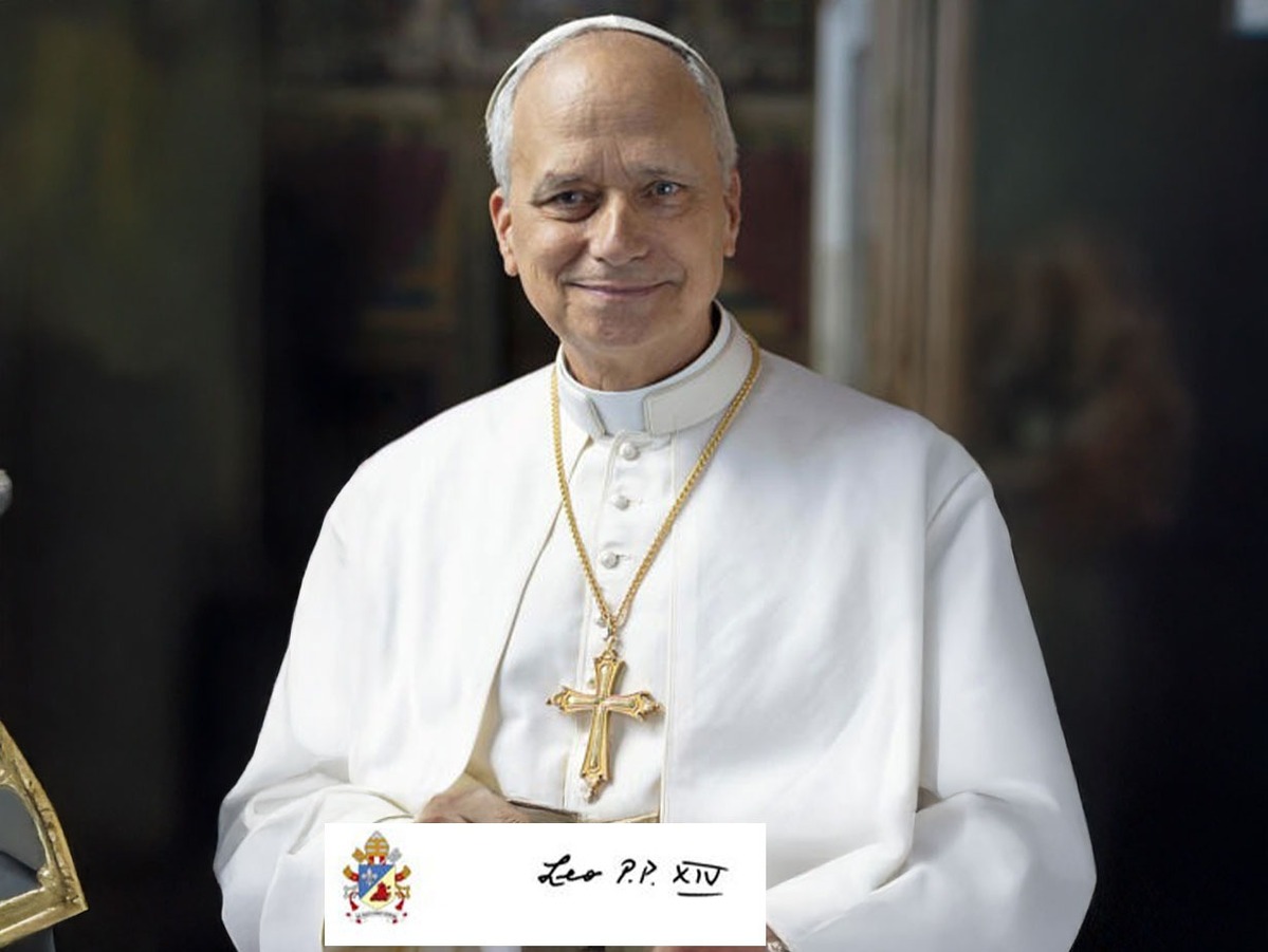 Foto ofical del Papa León XIV: Con su firma en latín y la cruz relicario