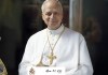 El Papa León XIV aparece llevando su cruz relicario con los santos agustinos y el nombre y firma en latín en la foto oficial que este viernes distribuyó el Vaticano. EFE/ Vatican Media .