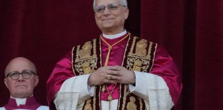 El recién elegido papa León XIV aparece en el balcón de la Basílica de San Pedro en el Vaticano, el jueves 8 de mayo de 2025. Foto La Hora: AP
