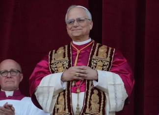 El recién elegido papa León XIV aparece en el balcón de la Basílica de San Pedro en el Vaticano, el jueves 8 de mayo de 2025. Foto La Hora: AP