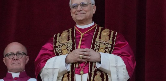 El recién elegido papa León XIV aparece en el balcón de la Basílica de San Pedro en el Vaticano, el jueves 8 de mayo de 2025. Foto La Hora: AP