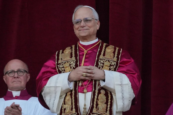 VATICANO NUEVO PAPA El recién elegido papa León XIV aparece en el balcón de la Basílica de San Pedro en el Vaticano, el jueves 8 de mayo de 2025. Foto La Hora: AP