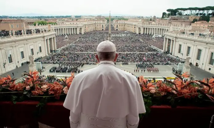 Papa frente a feligresia Una vez sea electo el nuevo papa, el mundo conocerá el nombre elegido por este. Foto La Hora: Osservatore Romano /AFP