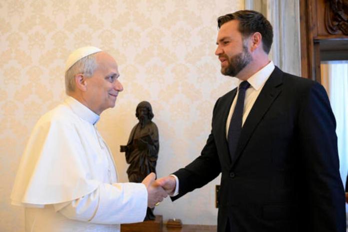El papa León XIV, antes de la reunión que mantuvo con el vicepresidente de Estados Unidos, JD Vance, este lunes en El Vaticano. EFE/ Simone Risoluti / Dicasterio para la Comunicación del Vatican.