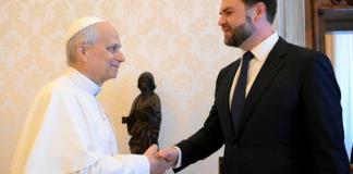 El papa León XIV, antes de la reunión que mantuvo con el vicepresidente de Estados Unidos, JD Vance, este lunes en El Vaticano. EFE/ Simone Risoluti / Dicasterio para la Comunicación del Vatican.