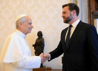 El papa León XIV, antes de la reunión que mantuvo con el vicepresidente de Estados Unidos, JD Vance, este lunes en El Vaticano. EFE/ Simone Risoluti / Dicasterio para la Comunicación del Vatican.