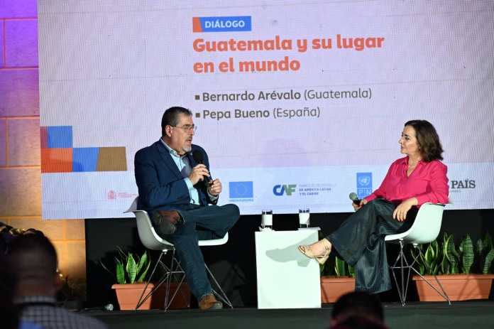 El presidente Bernardo Arévalo y Pepa Bueno en el Patio de la Vida del Palacio Nacional de Guatemala. Foto: La Hora / Presidencia.