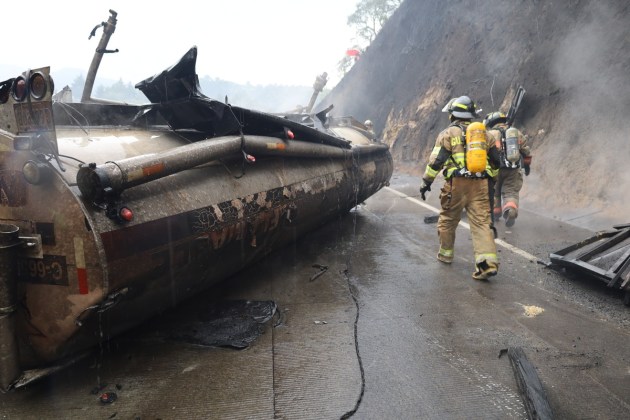Cisterna de combustible prende en llamas tras volcar en la carretera de la VAS