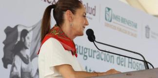 Fotografía cedida por la presidencia de México de la mandataria mexicana, Claudia Sheinbaum, durante su participación en una gira de trabajo este sábado, en el municipio de Texcoco Estado de México (México). Sheibaum admitió que el presidente estadounidense, Donald Trump, le propuso recientemente que permitiera la entrada al país del Ejército de EE.UU. para combatir a los carteles del narcotráfico, pero ella no aceptó y contestó que el territorio mexicano es "inviolable". EFE/ Presidencia de México