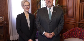 Presidente de Guatemala, Bernardo Arévalo, en reunión con la relatora Especial de las NN. UU. Margaret Satterthwaite