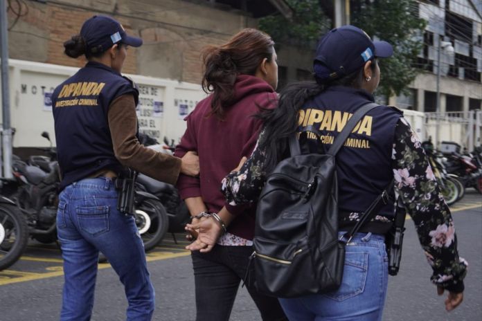 Presunta extorsionista capturada por agentes de Dipanda. Foto La Hora: PNC