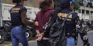 Presunta extorsionista capturada por agentes de Dipanda. Foto La Hora: PNC