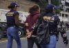 Presunta extorsionista capturada por agentes de Dipanda. Foto La Hora: PNC