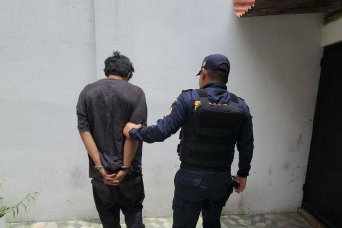 Presunto saqueador capturado en San Juan La Laguna, Sololá. Foto La Hora: PNC