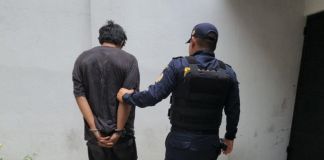 Presunto saqueador capturado en San Juan La Laguna, Sololá. Foto La Hora: PNC