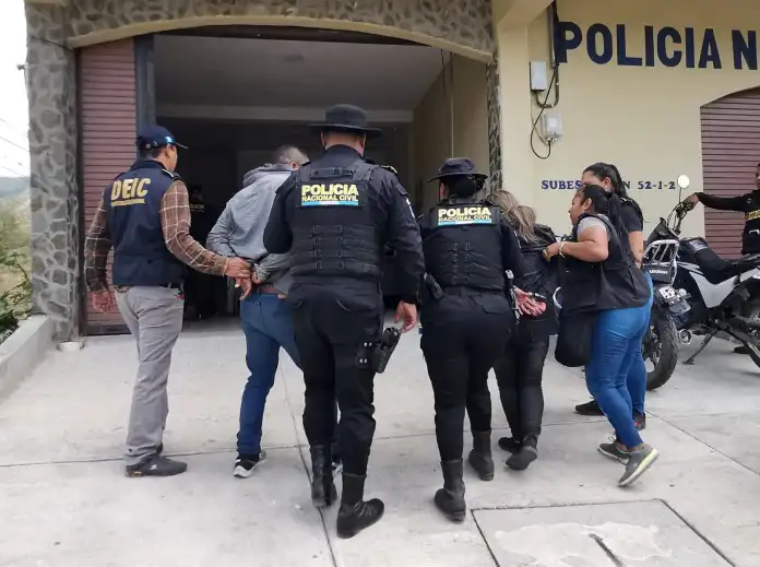 Presuntos usuereros Capturan a supuestos usureros por disparar contra tres viviendas en Baja Verapaz