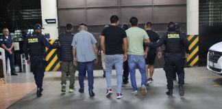Presuntos usureros "gota a gota" capturados en Amatitlán. Foto La Hora: PNC