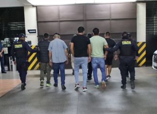 Presuntos usureros "gota a gota" capturados en Amatitlán. Foto La Hora: PNC