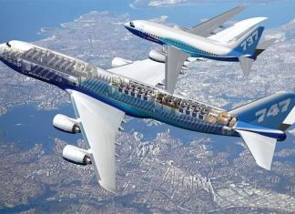El primer plano, edel avion modelo Boeing 747-800. Foto La Hora: El Correo Del Golfo