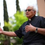 El cardenal guatemalteco Álvaro Ramazzini durante una entrevista con The Associated Press en la sede de la congregación Scalabriniana, el sábado 3 de mayo de 2025, en Roma. Foto La Hora: AP.