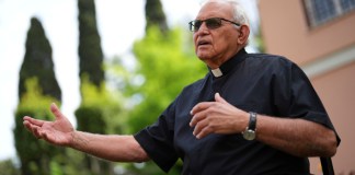 El cardenal guatemalteco Álvaro Ramazzini durante una entrevista con The Associated Press en la sede de la congregación Scalabriniana, el sábado 3 de mayo de 2025, en Roma. Foto La Hora: AP.