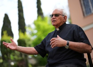 El cardenal guatemalteco Álvaro Ramazzini durante una entrevista con The Associated Press en la sede de la congregación Scalabriniana, el sábado 3 de mayo de 2025, en Roma. Foto La Hora: AP.