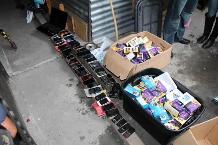 Teléfonos celulares que son vendidos en mercados del país. Foto: La Hora / Archivo.