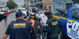 PNC intercepta a dos supuestos pandilleros en su guarida en la colonia Quinta Samayoa.