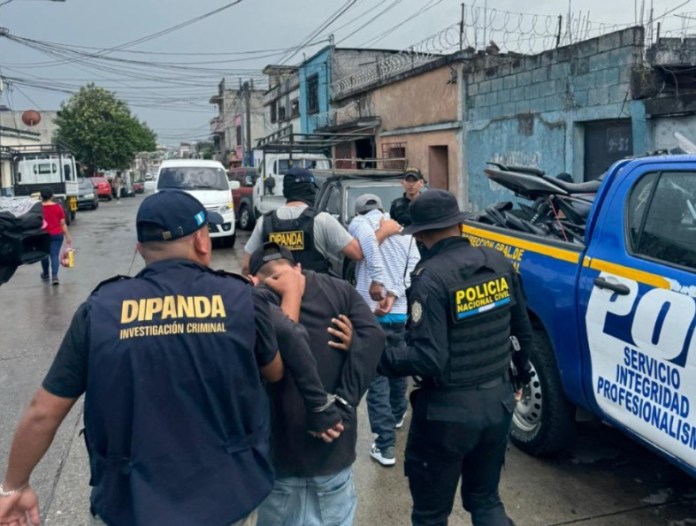 Samayoa PNC intercepta a dos supuestos pandilleros en su guarida en la colonia Quinta Samayoa.