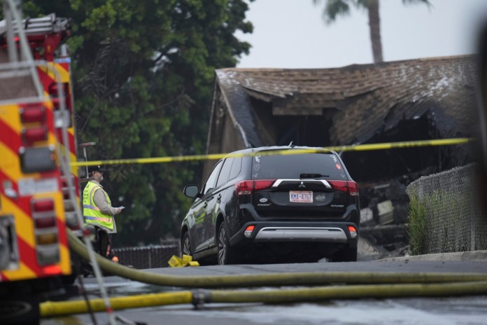 SAN DIEGO AVIONETA ESTRELLADA Una avioneta se estrelló en un vecindario de San Diego durante un clima con niebla temprano el jueves,. Foto La Hora: AP.