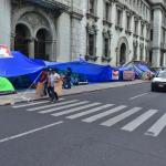 Manifestantes del STEG instalados en frente del Palacio Nacional. Foto La Hora: Daniel Ramírez