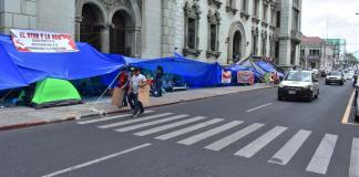 PMT alerta aumento del cruce peatonal por protesta del STEG alrededor del Palacio Nacional Manifestantes del STEG instalados en frente del Palacio Nacional. Foto La Hora: Daniel Ramírez