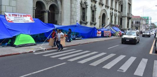 Manifestantes del STEG instalados en frente del Palacio Nacional. Foto La Hora: Daniel Ramírez