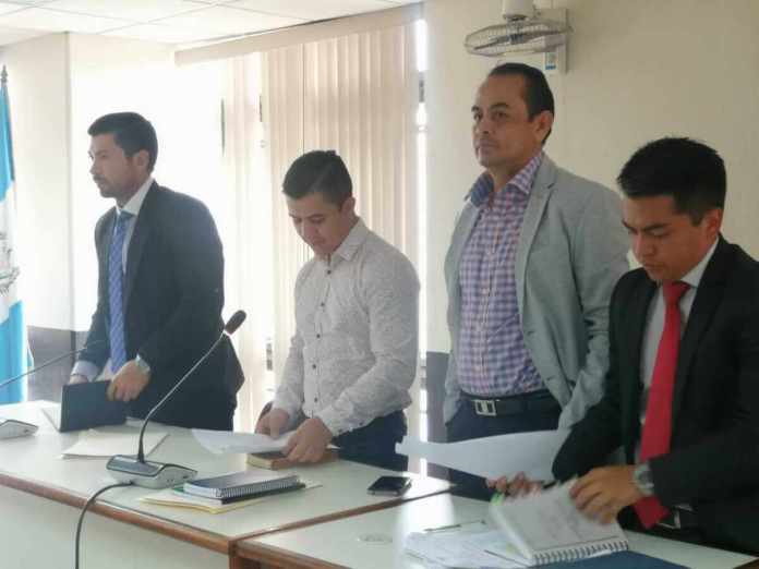 Marvin Estuardo Alfaro Bravo, alías Stuart (blanco) fue extraditado a Estados Unidos donde era requerido por actos de narcotráfico. Foto La Hora: Redes Sociales